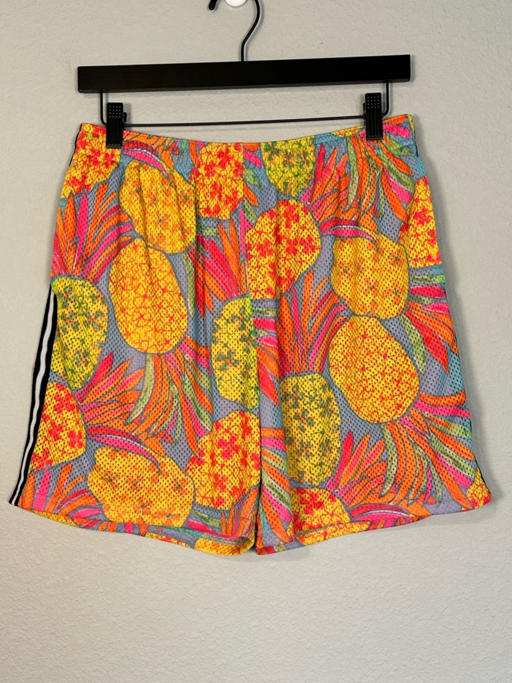 Chubbies The Hooligans Neon Pineapple Mesh Lined Shorts 5.5” Inseam Size Large